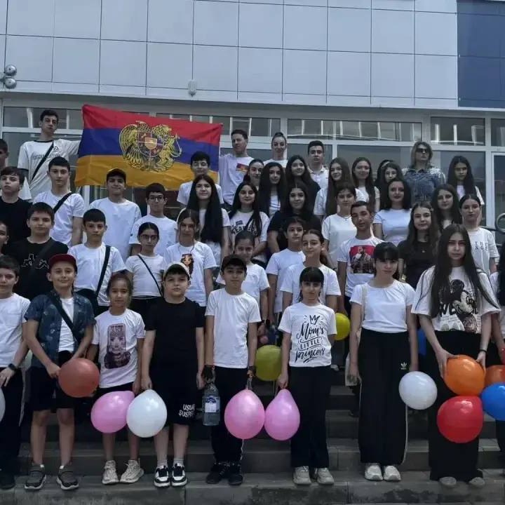Улыбающийся ребёнок со поднятыми руками — символ радости движения и победы над собой